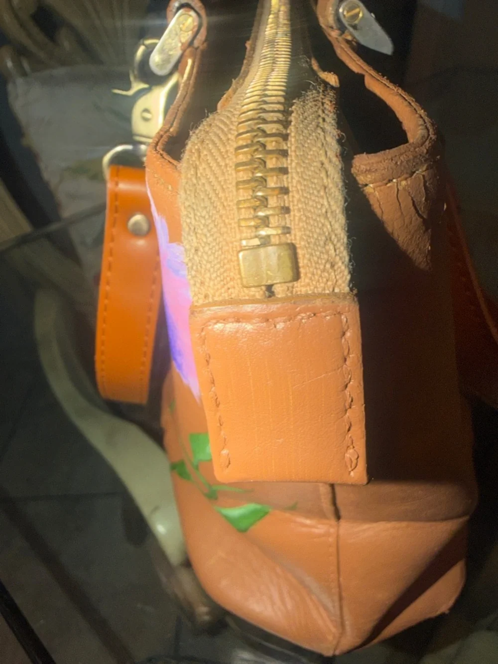 💯 Burberry Tan Leather Shoulder Bag with Hand-Painted Purple Floral Accents - Picture 14 of 16